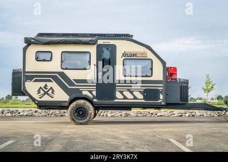 Loveland, CO, USA - 26. August 2023: XploreRv (X145), ein einachsiger Wohnwagen auf einem Parkplatz. Stockfoto