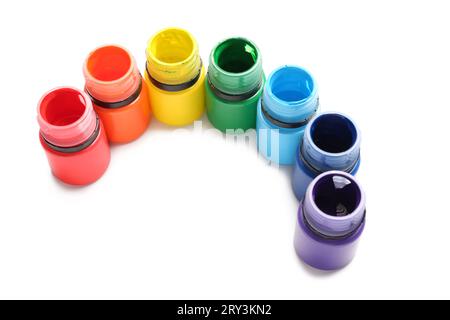Offene Gläser mit bunten Gouache-Farben auf weißem Hintergrund Stockfoto