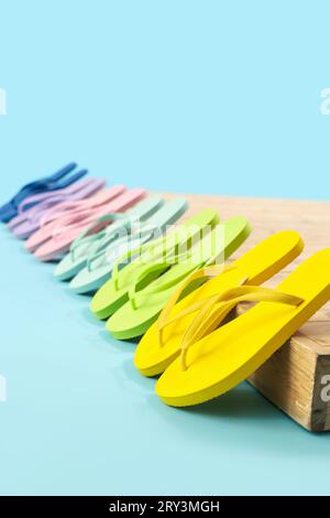 Viele verschiedene Flip-Flops auf blauem Hintergrund Stockfoto