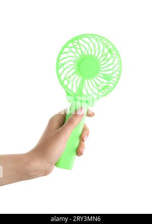 Weibliche Hand mit Mini-grünem Elektroventilator auf weißem Hintergrund Stockfoto