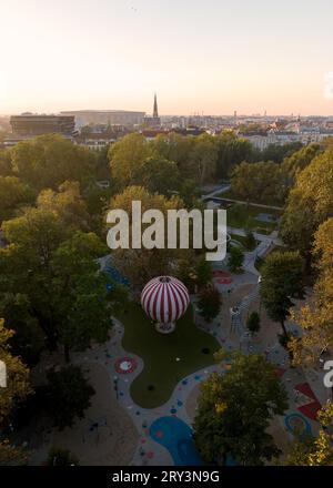 Rot-weißes Gas füllte einen riesigen Ballon gegen den hellblauen Himmel. Beliebte Attraktion im Stadtpark in Budapest. Sommerlichter. Reisen, Tourismus, Freizeit Stockfoto