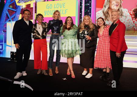 Gastgeber sind Stephen Bailey (rechts) und Zoe Lyon mit den Gewinnern des Best Wellbeing Podcast with Go Love Yourself bei den British Podcast Awards im Outernet London. Bilddatum: Donnerstag, 28. September 2023. Stockfoto