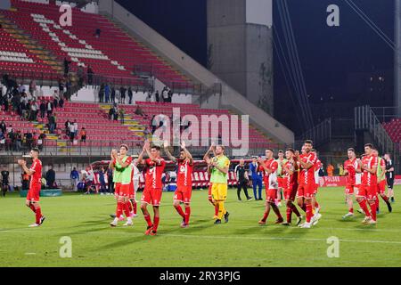 Monza, Italien. Am 28. September 2023 klatscht das Team (AC Monza) während des Fußballspiels der italienischen Meisterschaft Serie A zwischen AC Monza und Bologna FC am 28. September 2023 im U-Power Stadium in Monza, Italien, den Fans die Hände. Quelle: Luca Rossini/E-Mage/Alamy Live News Stockfoto