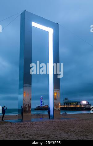 Bournemouth, Dorset, Großbritannien. 28. September 2023. Portal von Lucid Creations erscheint am Strand von Bournemouth als Teil des Arts by the Sea Festivals. Der 15 Meter hohe, beleuchtete Bogengang ist mit sich verschiebenden Lichtern gesäumt, die eine faszinierende und ätherische Ausstellung schaffen, in der Besucher durch den Bogengang gehen können, der von Lichtern gesäumt ist, die leuchten und Displays schaffen. Quelle: Carolyn Jenkins/Alamy Live News Stockfoto