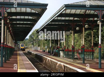 Northern Trains Civity-Dieseltriebwagen der Baureihe 195 verlassen den Bahnhof Ulverston am 22. September 2023 mit dem Schnellzug. Stockfoto