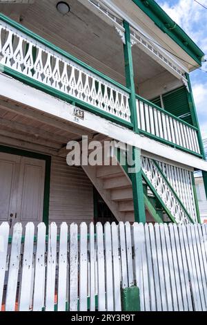 Architektonische Details eines Hauses, das ursprünglich im gehobenen kreolischen Kolonialstil erbaut wurde, aber mit der unteren Etage hinzugefügt wurde. Belize City, Belize. Stockfoto