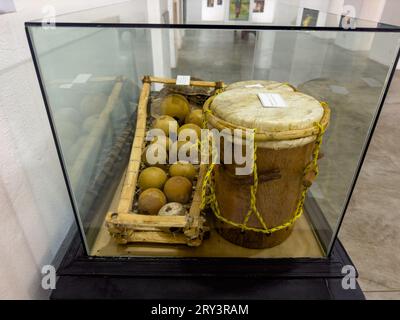 Balafon (Calabash Xylophon) und Djembe-Trommel von afrikanischen Sklaven. Museum of Belize, Belize City, Belize. Stockfoto