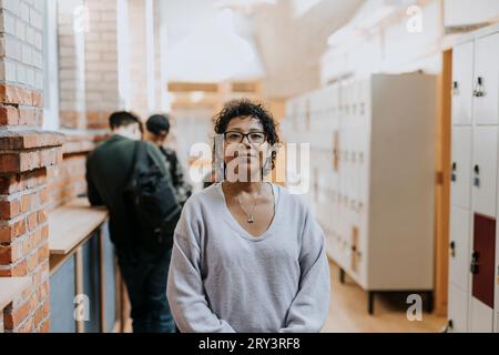 Porträt einer Reifen Lehrerin im Flur Stockfoto