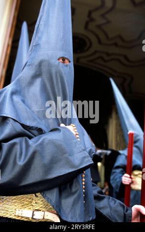 Semana Santa Prozession (Heilige Woche) in Spanien. Dieses Foto zeigt die Prozessteilnehmer, die auch Nazarenos genannt werden Stockfoto