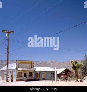 Der Außenposten, das alte Darwin Post Office und die Tankstelle. Das Hotel liegt am westlichsten Rand des Death Valley, Kalifornien, USA Stockfoto