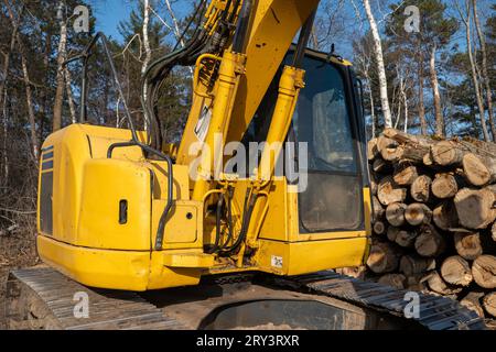 Eine gut verschlissene, gelbe Kabine, Motorraum und Basis des Arms, alle über den Stahlketten. Stockfoto