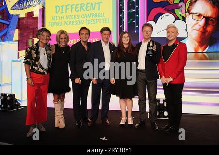 Gastgeber sind Stephen Bailey (rechts) und Zoe Lyon mit den Gewinnern des Best Interview Podcast with Different with Nicky Campbell bei den British Podcast Awards in Outernet London. Bilddatum: Donnerstag, 28. September 2023. Stockfoto