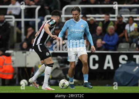 Newcastle, Großbritannien, 27. September 2023. Jack Grealish von Manchester City in Aktion mit Newcastle United's Tino Livramento während des Carabao Cup-Spiels in der dritten Runde zwischen Newcastle United und Manchester City in St. James's Park, Newcastle am Mittwoch, den 27. September 2023. (Foto: Mark Fletcher | MI News) Credit: MI News & Sport /Alamy Live News Stockfoto