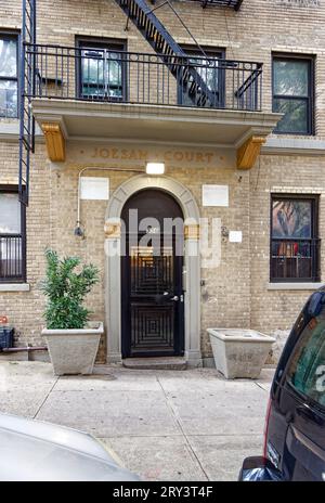 Das sechsstöckige Joesam Court aus beigefarbenem Backstein im Emery Roth-Design befindet sich in einer ruhigen Seitenstraße in Manhattanville. Stockfoto