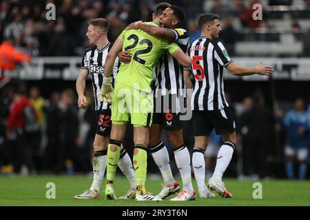 Newcastle, Großbritannien, 27. September 2023. Newcastle United's Jamaal Lascelles feiert mit Nick Pope beim letzten Pfiff während des Carabao Cup Third Round Match zwischen Newcastle United und Manchester City in St. James's Park, Newcastle am Mittwoch, den 27. September 2023. (Foto: Mark Fletcher | MI News) Credit: MI News & Sport /Alamy Live News Stockfoto