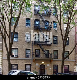 Das sechsstöckige Joesam Court aus beigefarbenem Backstein im Emery Roth-Design befindet sich in einer ruhigen Seitenstraße in Manhattanville. Stockfoto