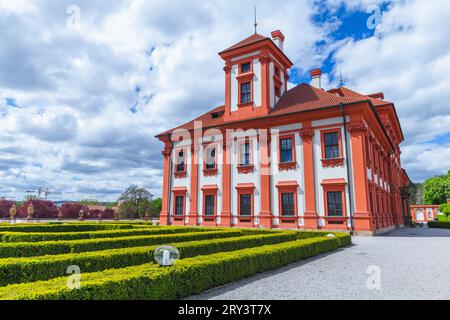 Prag, Tschechische Republik - 2. Mai 2017: Troja Palace Exterieur an einem sonnigen Tag, ein Barockpalast in Troja, nordwestlicher Stadtteil von Praque. Es war super Stockfoto