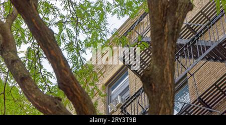 Das sechsstöckige Joesam Court aus beigefarbenem Backstein im Emery Roth-Design befindet sich in einer ruhigen Seitenstraße in Manhattanville. Stockfoto
