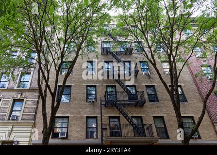 Das sechsstöckige Joesam Court aus beigefarbenem Backstein im Emery Roth-Design befindet sich in einer ruhigen Seitenstraße in Manhattanville. Stockfoto