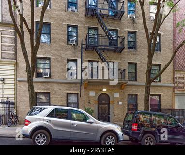 Das sechsstöckige Joesam Court aus beigefarbenem Backstein im Emery Roth-Design befindet sich in einer ruhigen Seitenstraße in Manhattanville. Stockfoto