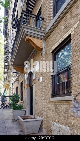 Das sechsstöckige Joesam Court aus beigefarbenem Backstein im Emery Roth-Design befindet sich in einer ruhigen Seitenstraße in Manhattanville. Stockfoto
