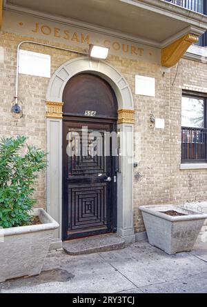 Das sechsstöckige Joesam Court aus beigefarbenem Backstein im Emery Roth-Design befindet sich in einer ruhigen Seitenstraße in Manhattanville. Stockfoto