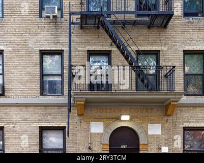 Das sechsstöckige Joesam Court aus beigefarbenem Backstein im Emery Roth-Design befindet sich in einer ruhigen Seitenstraße in Manhattanville. Stockfoto