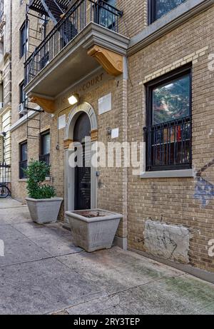 Das sechsstöckige Joesam Court aus beigefarbenem Backstein im Emery Roth-Design befindet sich in einer ruhigen Seitenstraße in Manhattanville. Stockfoto