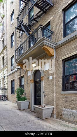 Das sechsstöckige Joesam Court aus beigefarbenem Backstein im Emery Roth-Design befindet sich in einer ruhigen Seitenstraße in Manhattanville. Stockfoto