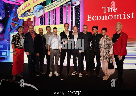 Moderiert Stephen Bailey (rechts) und Zoe Lyon mit den Gewinnern des Best Network/Publisher Podcast with Economist Podcasts bei den British Podcast Awards in Outernet London. Bilddatum: Donnerstag, 28. September 2023. Stockfoto