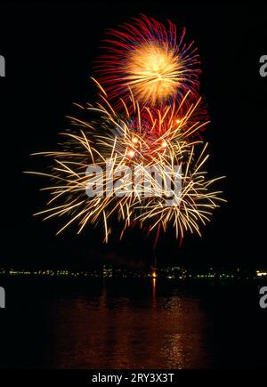 Feuerwerk in Konstanz, Bodensee, Baden-Württemberg, Deutschland am Nachthimmel, Nachtaufnahme Stockfoto