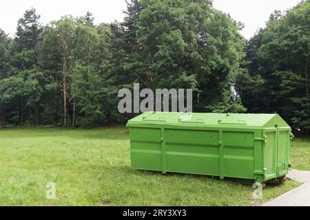 Ein großer Behälter für Waschen und Bauschutt. Eine Mülltonne für Müll im Hof. Ein Müllcontainer voller Müll auf der Straße. Industrie und du Stockfoto