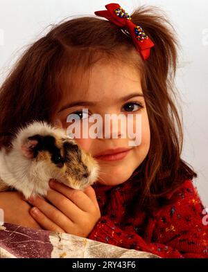 Mädchen mit Meerschweinchen, Indoor, Studio, Portfolio pets Stockfoto