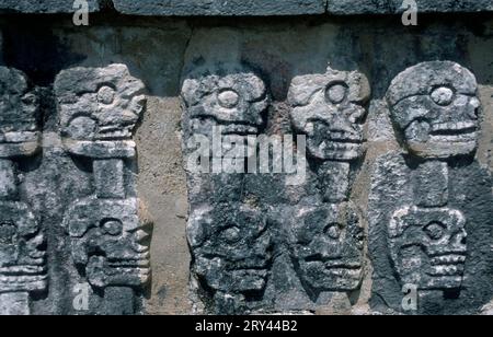 Relief auf der Plattform der Schädel, Chichen Itza, Yucatan, Mexiko Stockfoto