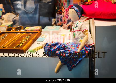 Niedliche Puppe im Souvenirladen in Frankfurt, Deutschland. Stockfoto