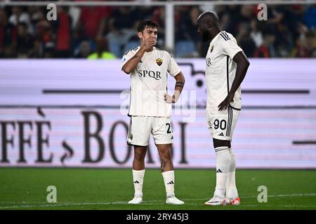 Genua, Italien. 28. September 2023. Paulo Dybala von AS Roma spricht mit Romelu Lukaku von AS Roma während des Fußballspiels Der Serie A zwischen Genua CFC und AS Roma. Quelle: Nicolò Campo/Alamy Live News Stockfoto