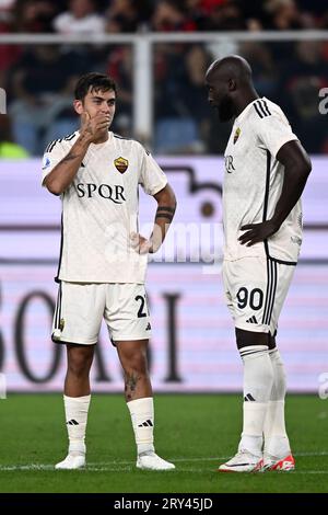 Genua, Italien. 28. September 2023. Paulo Dybala von AS Roma spricht mit Romelu Lukaku von AS Roma während des Fußballspiels Der Serie A zwischen Genua CFC und AS Roma. Quelle: Nicolò Campo/Alamy Live News Stockfoto