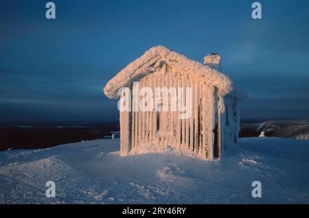 Schneebedeckte Hütte, Valtavaara, Ruka, Kuusamo, Finnland Stockfoto