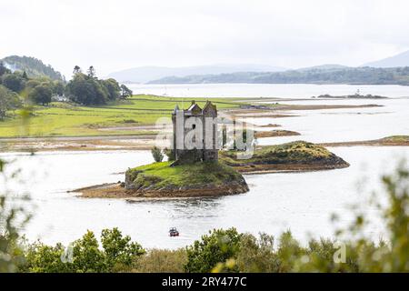 Die Burg Castle Stalker aus dem 14. Jahrhundert. Jahrhundert in Appin in Schottland. Die Inselburg steht auf einer kleinen, felsigen Gezeiteninsel im Loch Laich, einer Bucht des Loch Linnhe. Sie diente als Filmkulisse für den Kultfilm Monty Python und der heilige Gral Ritter der Kokosnuss 21.09.2023 Appin Portnacroish Schottland Großbritannien *** The 14th Century Castle Stalker in Appin, Schottland die Inselburg steht auf einer kleinen, felsigen Gezeiteninsel in Loch Laich, die Bucht von Loch Linnhe diente als Filmset für den Kultfilm Monty Python und die heiligen Grail Knights of the Coconut 21 09 2023 Appin Portnac Stockfoto