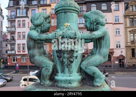 Frankfurt, Deutschland. Das Bild nahm zwei Bronzestatuen auf dem Eiserner Steg auf, der Eisernen Fußgängerbrücke. Stockfoto