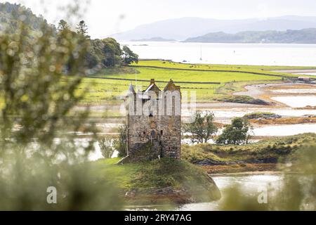 Die Burg Castle Stalker aus dem 14. Jahrhundert. Jahrhundert in Appin in Schottland. Die Inselburg steht auf einer kleinen, felsigen Gezeiteninsel im Loch Laich, einer Bucht des Loch Linnhe. Sie diente als Filmkulisse für den Kultfilm Monty Python und der heilige Gral Ritter der Kokosnuss 21.09.2023 Appin Portnacroish Schottland Großbritannien *** The 14th Century Castle Stalker in Appin, Schottland die Inselburg steht auf einer kleinen, felsigen Gezeiteninsel in Loch Laich, die Bucht von Loch Linnhe diente als Filmset für den Kultfilm Monty Python und die heiligen Grail Knights of the Coconut 21 09 2023 Appin Portnac Stockfoto