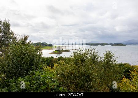 Die Burg Castle Stalker aus dem 14. Jahrhundert. Jahrhundert in Appin in Schottland. Die Inselburg steht auf einer kleinen, felsigen Gezeiteninsel im Loch Laich, einer Bucht des Loch Linnhe. Sie diente als Filmkulisse für den Kultfilm Monty Python und der heilige Gral Ritter der Kokosnuss 21.09.2023 Appin Portnacroish Schottland Großbritannien *** The 14th Century Castle Stalker in Appin, Schottland die Inselburg steht auf einer kleinen, felsigen Gezeiteninsel in Loch Laich, die Bucht von Loch Linnhe diente als Filmset für den Kultfilm Monty Python und die heiligen Grail Knights of the Coconut 21 09 2023 Appin Portnac Stockfoto