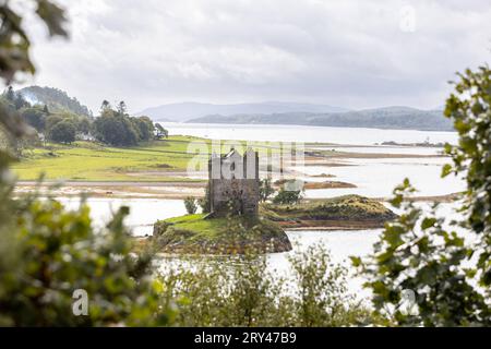 Die Burg Castle Stalker aus dem 14. Jahrhundert. Jahrhundert in Appin in Schottland. Die Inselburg steht auf einer kleinen, felsigen Gezeiteninsel im Loch Laich, einer Bucht des Loch Linnhe. Sie diente als Filmkulisse für den Kultfilm Monty Python und der heilige Gral Ritter der Kokosnuss 21.09.2023 Appin Portnacroish Schottland Großbritannien *** The 14th Century Castle Stalker in Appin, Schottland die Inselburg steht auf einer kleinen, felsigen Gezeiteninsel in Loch Laich, die Bucht von Loch Linnhe diente als Filmset für den Kultfilm Monty Python und die heiligen Grail Knights of the Coconut 21 09 2023 Appin Portnac Stockfoto