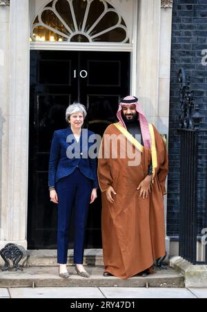 London, Großbritannien. März 2018. Die britische Premierministerin Theresa May begrüßt den saudischen Kronprinzen Mohammed bin Salman auf den Stufen der Downing Street 10 in London. (Credit Image: © Fred Duval/SOPA Images via ZUMA Press Wire) NUR REDAKTIONELLE VERWENDUNG! Nicht für kommerzielle ZWECKE! Stockfoto