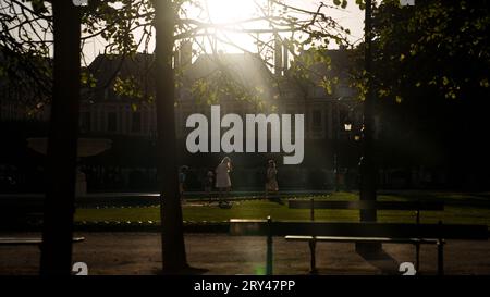 Zu Fuß zur Schule durch den Park im frühen Morgenlicht, Le Marsias, Paris, Frankreich Stockfoto