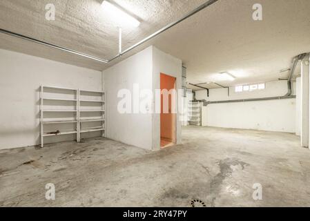 Eine große Garage eines Einfamilienhauses mit weiß gestrichenen Wänden Stockfoto