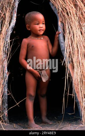 Buschmann Kind, San, Buschleute, Buschleute, Kalahari, Namibia, Buschmann-Kind im Hütteneingang Stockfoto