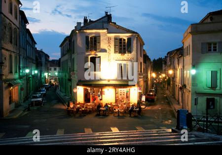 Restaurant bei Nacht, Rond Point des Arenes, Arles, Bouches-du-Rhone, Provence, Südfrankreich, Restaurant bei Nacht, Rond Pont des Arenes, Südstaaten Stockfoto