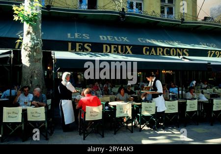 Cafe 'Les Deux Garcons', Cours Mirabeau, Aix-en-Provence, Bouches-du-Rhone, Provence, Südfrankreich, Straßencafé, Straßencafé, Landschaft Stockfoto