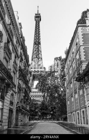 Eiffelturm durch ein ikonisches Apartmentviertel in Paris, Frankreich Stockfoto